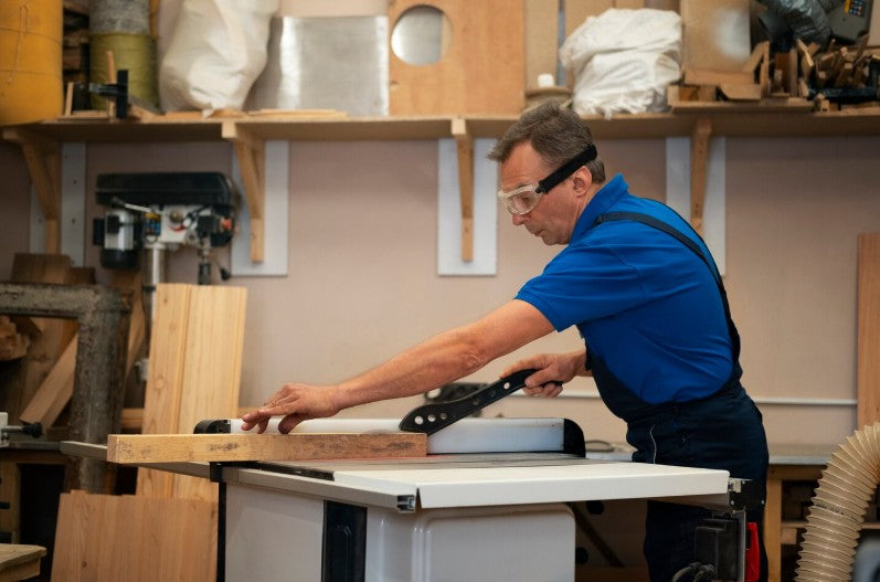 Por qué elegir mobiliario metálico frente a madera o plástico