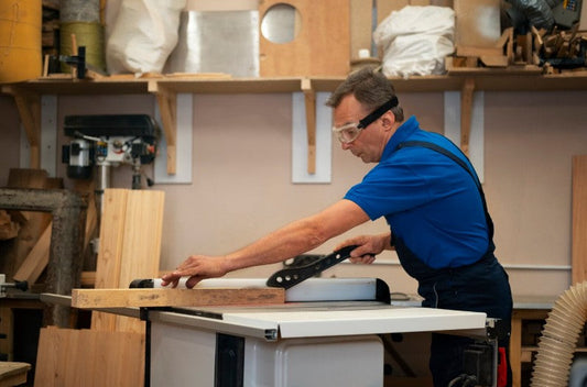 Por qué elegir mobiliario metálico frente a madera o plástico