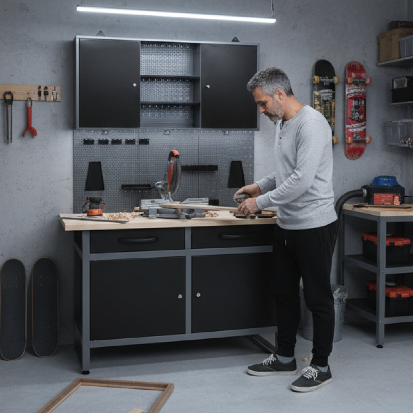 Brico-Motero Pack 1 – Banco da lavoro compatto con pensile e pannelli forati per piccoli garage e aree fai da te