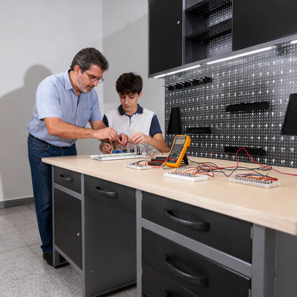 Pacchetto Garage Fai da Te 1 – Banco da lavoro con nicchia centrale, pannelli forati e armadietti metallici con serratura per officine e garage